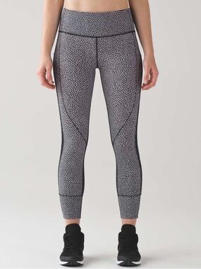 Lululemon Black & White Geometric Print Crops – Size 8